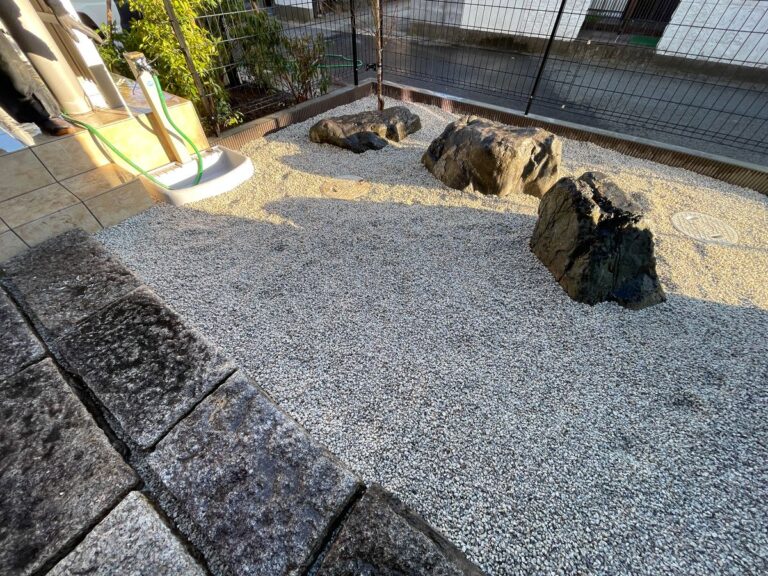 砂利を敷いて景石を置いたお庭