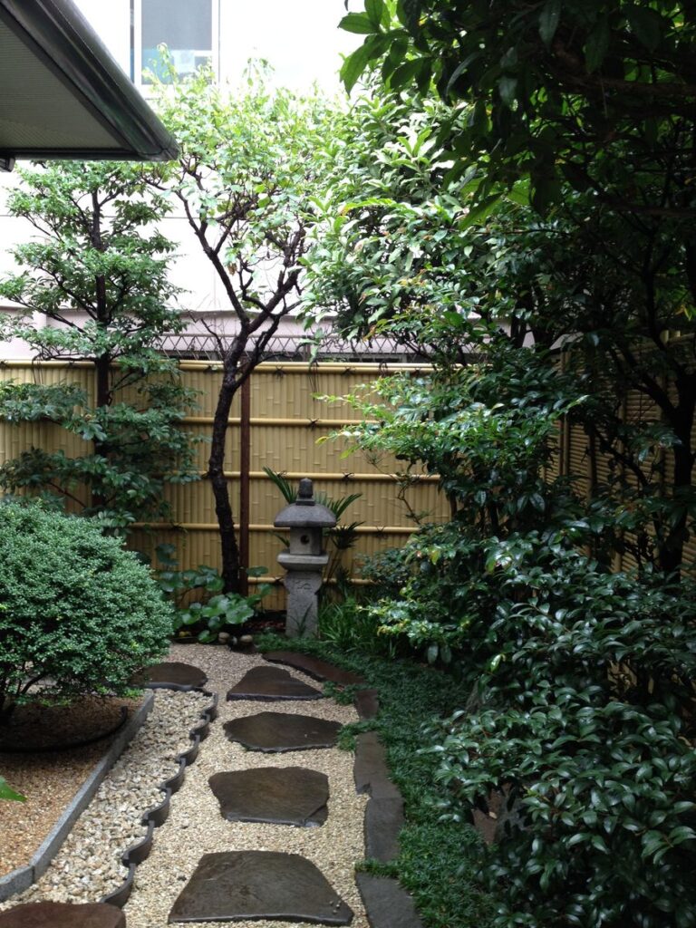 砂利の中の飛び石