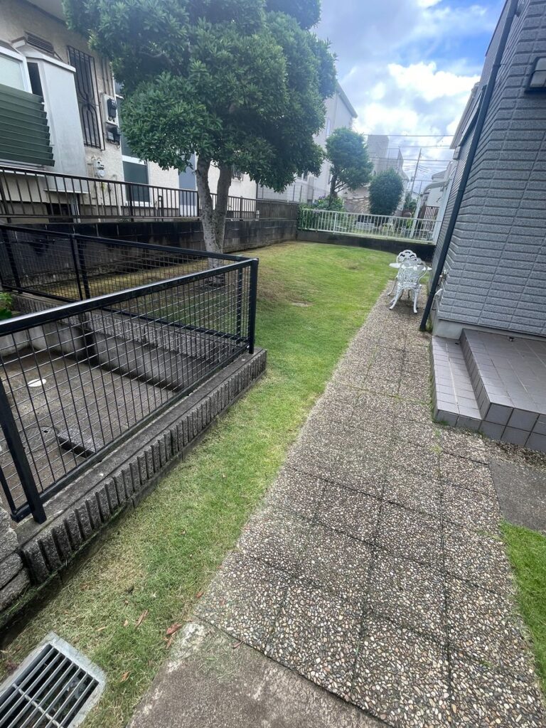 刈りそろえた通路脇の芝